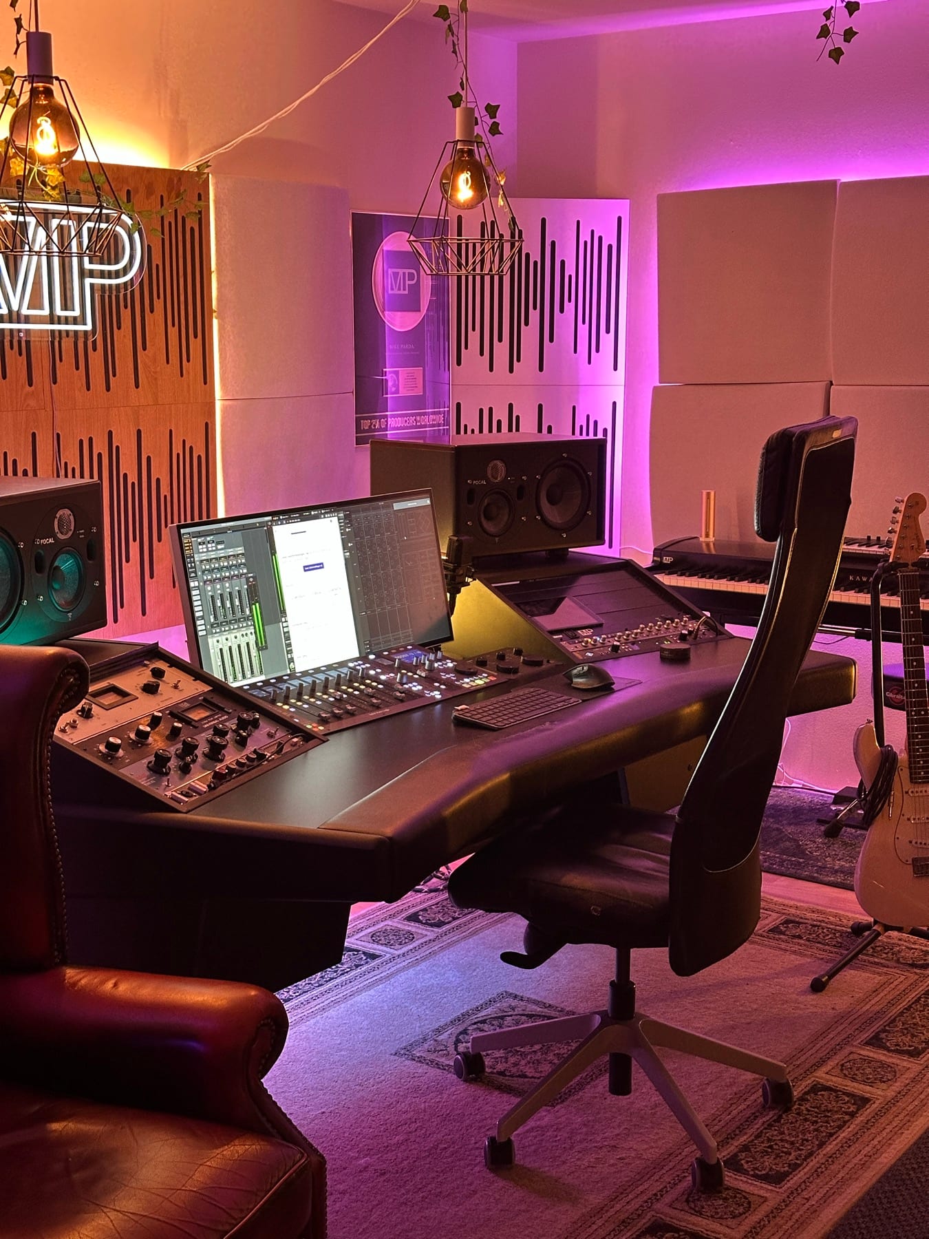 Produksjonsrommet i MP Studio Bergen i stemningsfullt lys