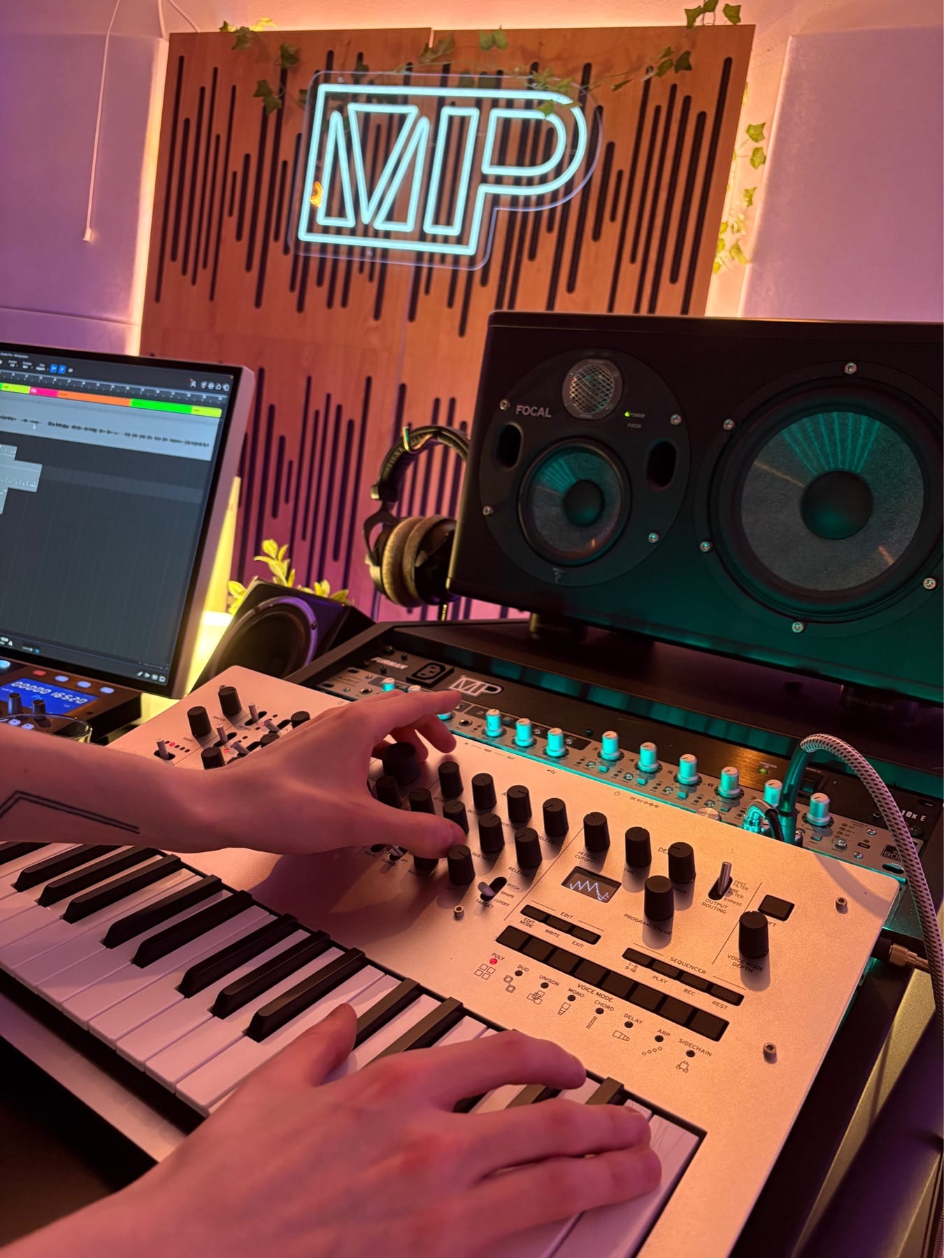Hender som former et synthparti i MP Studio Bergen